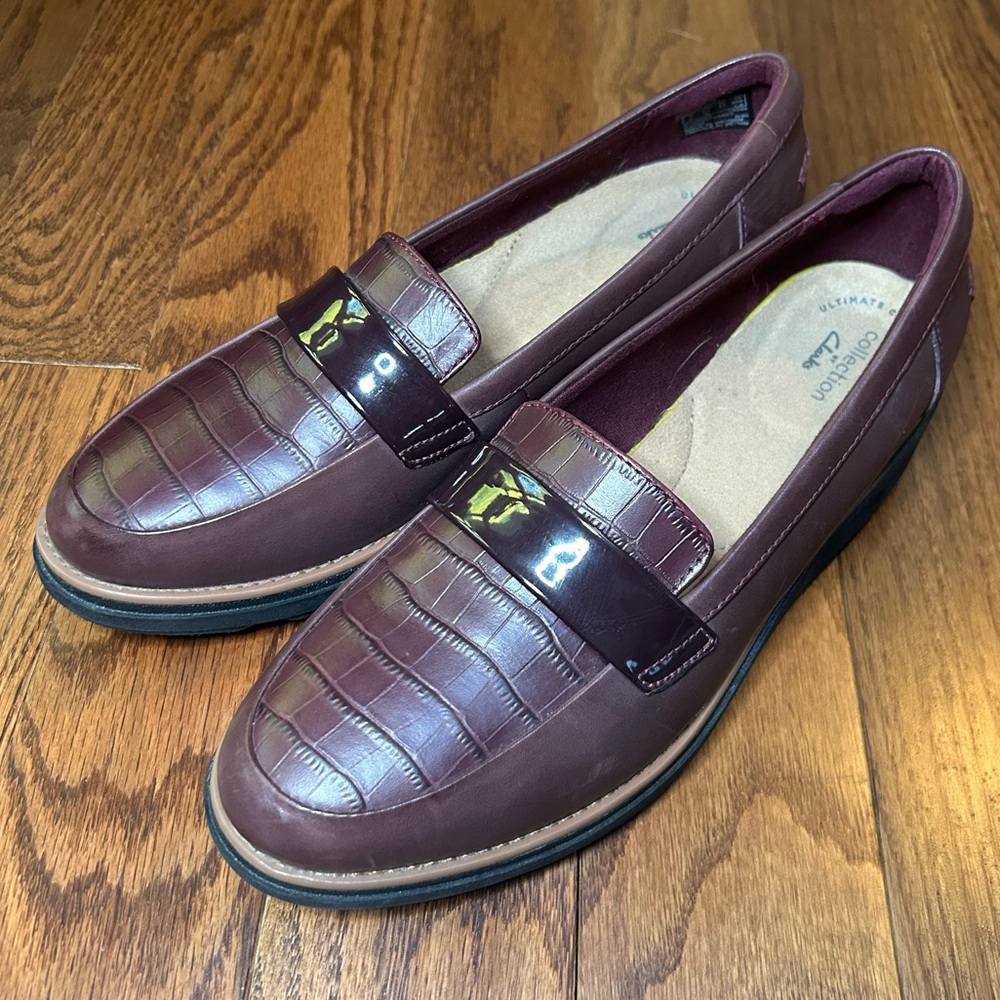 Clarks Sharon Gracie Burgundy Croc-Embossed Loafers - size 9.5
